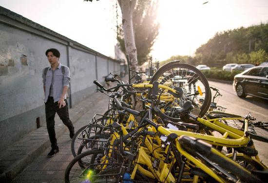  北京地鐵6號線褡褳坡站外的共享單車因停放空間有限積壓在一起（小飛 攝）